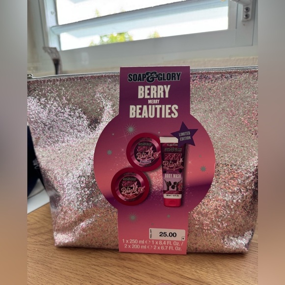 Soap & Glory Berry Merry Beauties Gift Set - Limited Edition - Body Wash, Scrub, - Picture 1 of 7